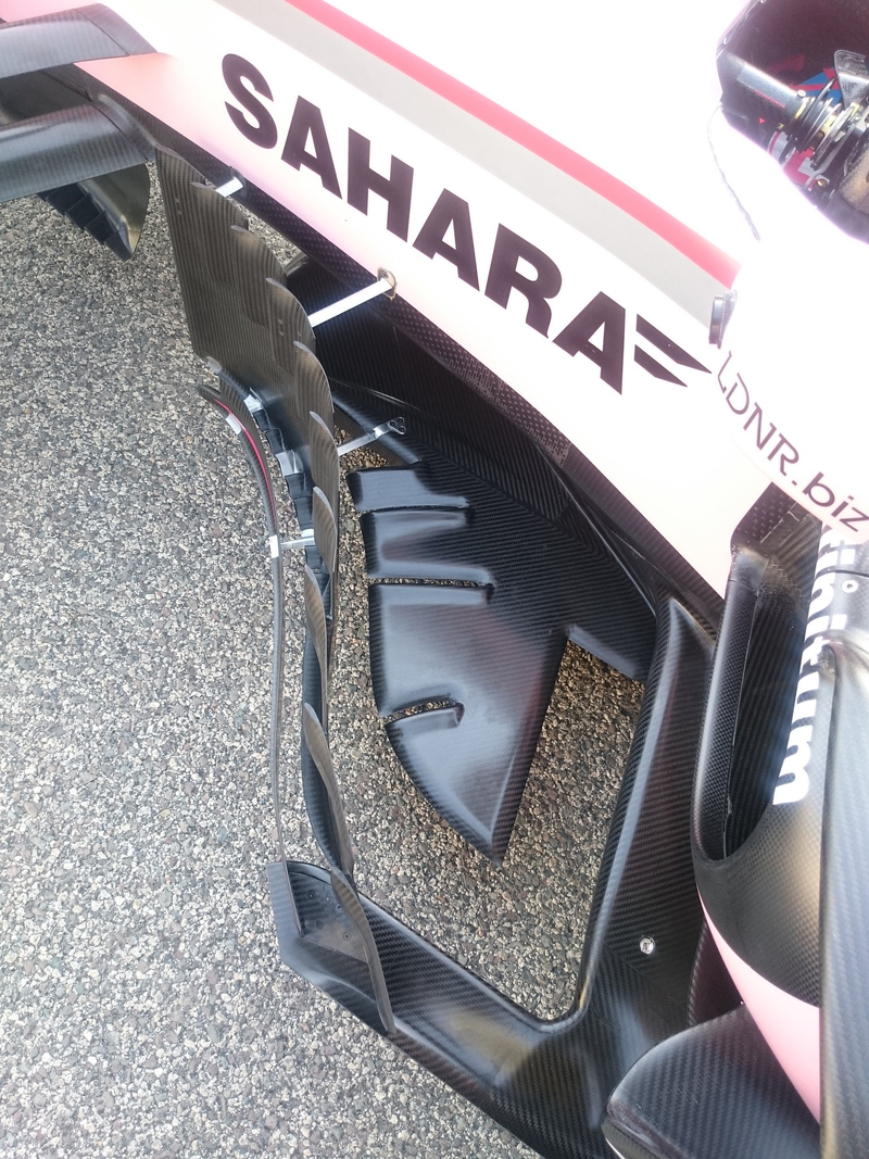 “Nuevos cortes también en la extensión del spliter (bandeja del té) del Force India. Notoria evolución del FIndia” @AlbertFabrega